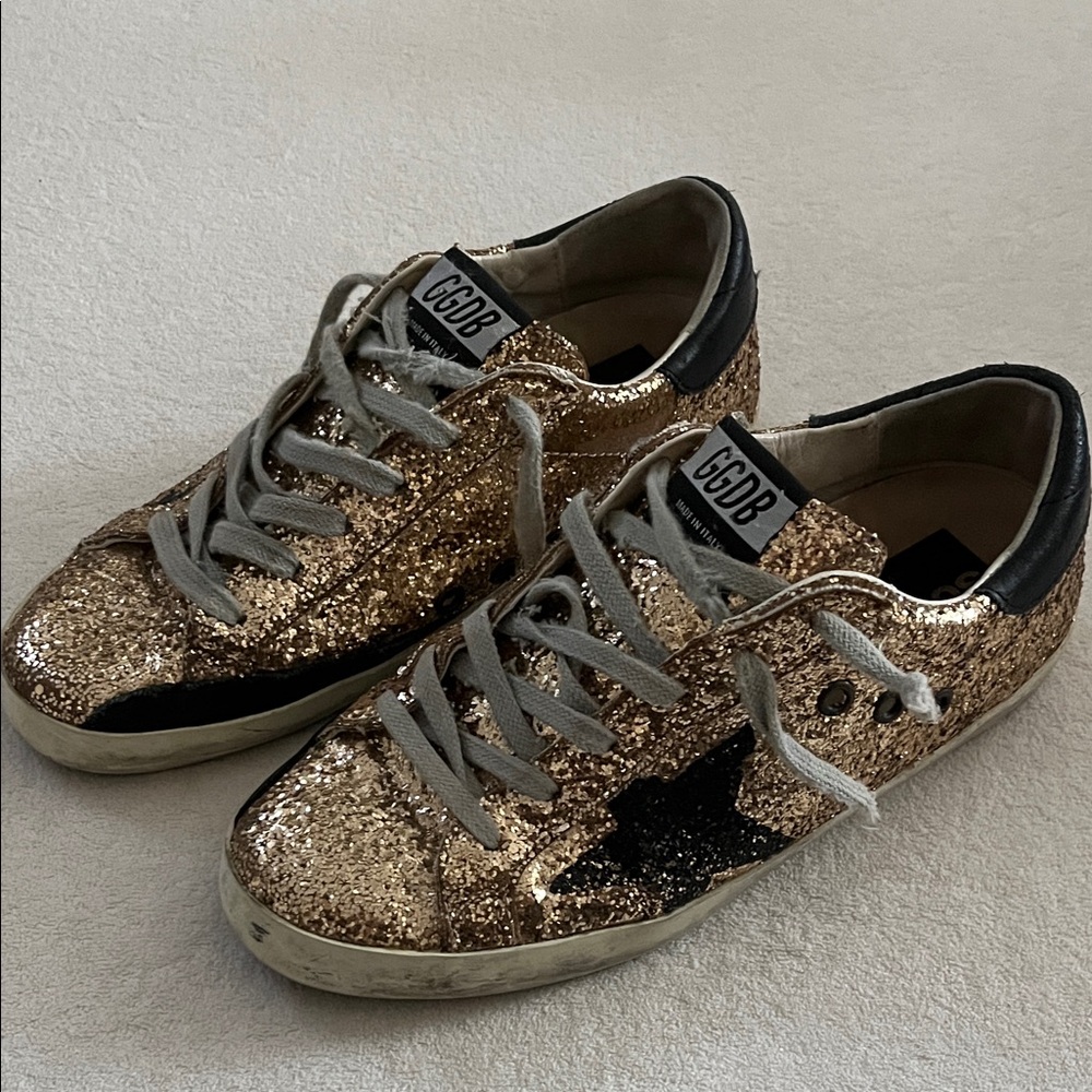 Golden Glitter Low-Top Sneakers with Black Star